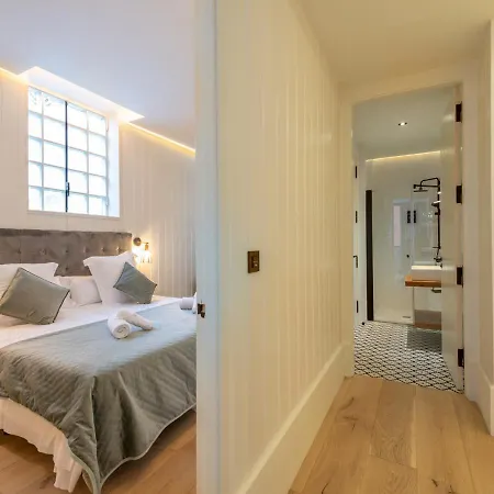 Metropolitan By Staynn *